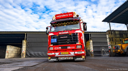 20251019-Tom-Holding-00623